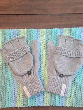 NWOT Young Living Brand Members Only Gloves/Mittens In Gray